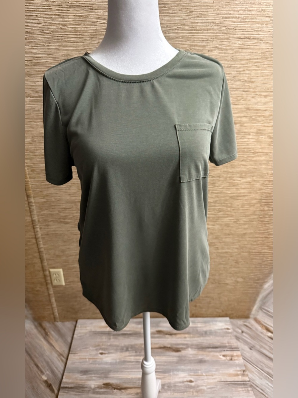 Green Envelope Los Angeles T-Shirt Women’s Med Green Solid Crewneck Pocket Modal